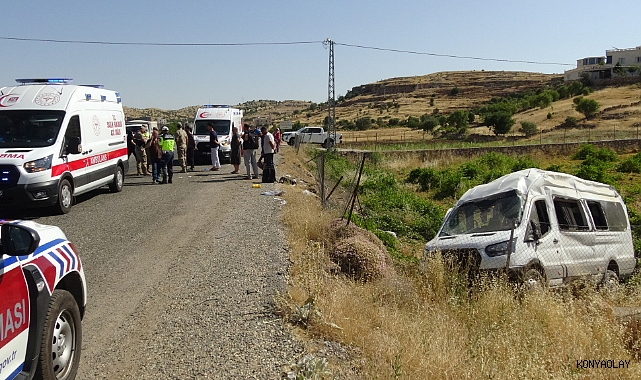 Minibüs ile otomobil çarpıştı: 11 yaralı