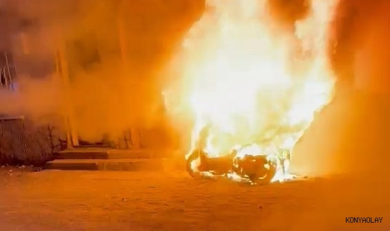 Önce otlar, sonra elektrikli motosiklet yandı.