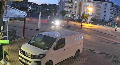 otomobille çarpışan motosikletli yaralandı 