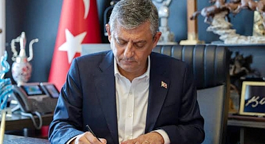 Özgür Özel, oy birliği ile YENİ Parti Genel Başkanı olarak seçildi.