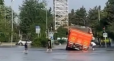 Su borusu patladı, yollar göl oldu