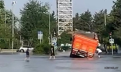 Su borusu patladı, yollar göl oldu