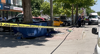 Ticari taksi yayalara çarptı 2 ölü