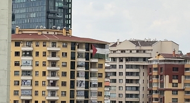 Trump’ın kalacağı otelin karşısına Filistin bayrağı asıldı