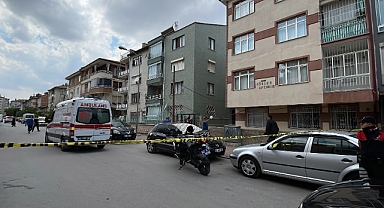 Üvey annesi ile kız kardeşinin boğazını keserek öldürdü 