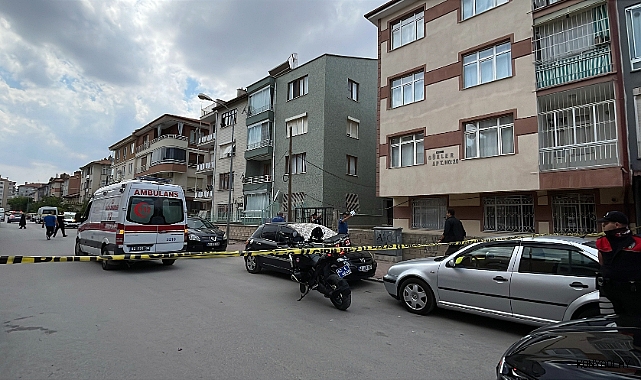 Üvey annesi ile kız kardeşinin boğazını keserek öldürdü